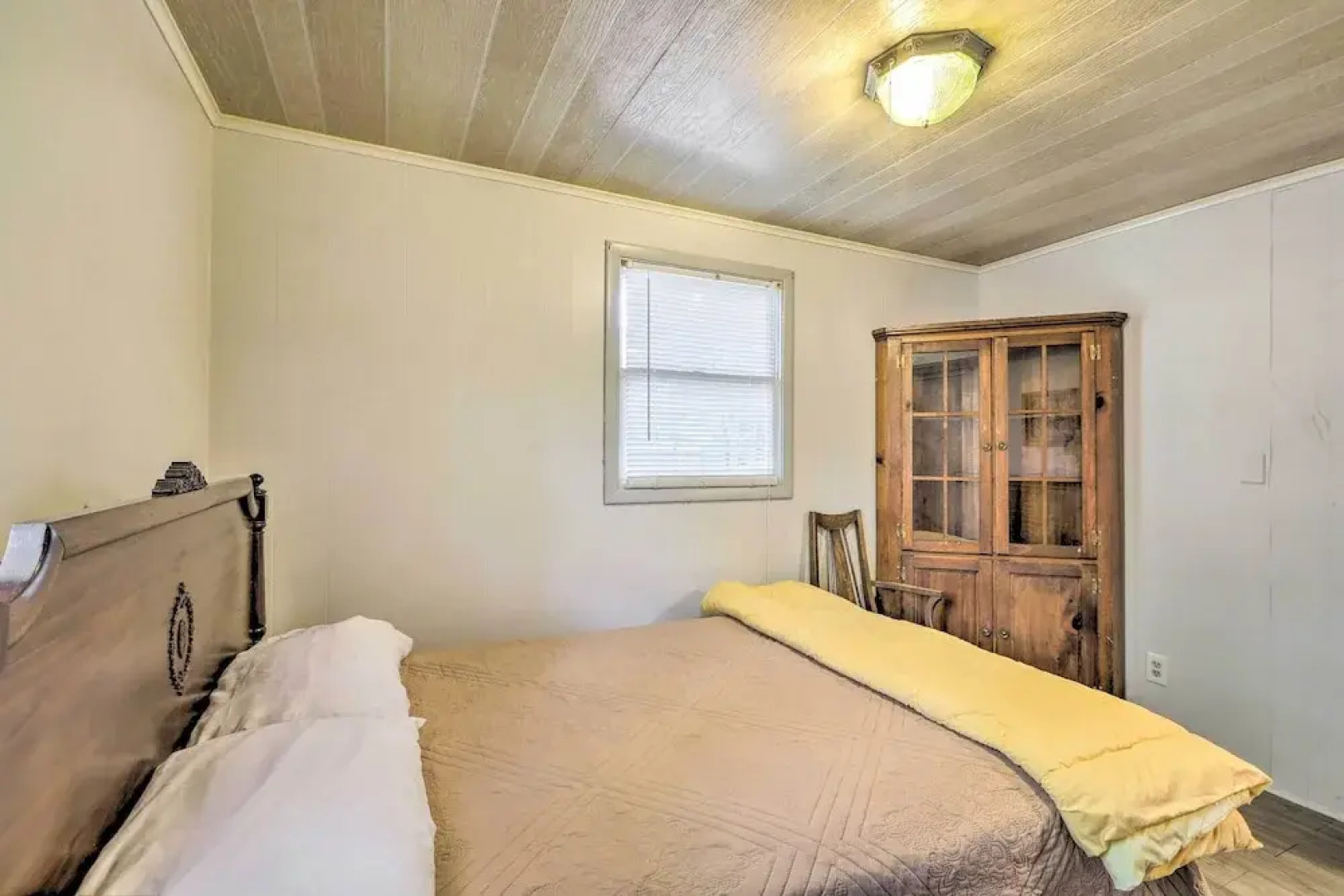 Beautiful Home With Mountain-view Deck + Smart TV