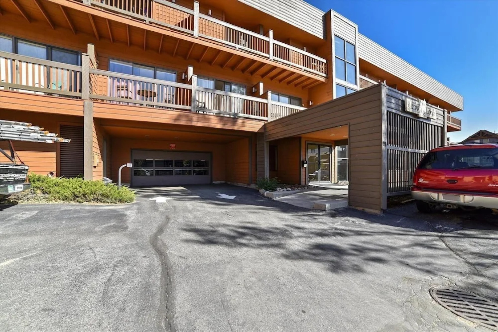 Cedar Lodge  309 Studio Bedroom Condo by RedAwning
