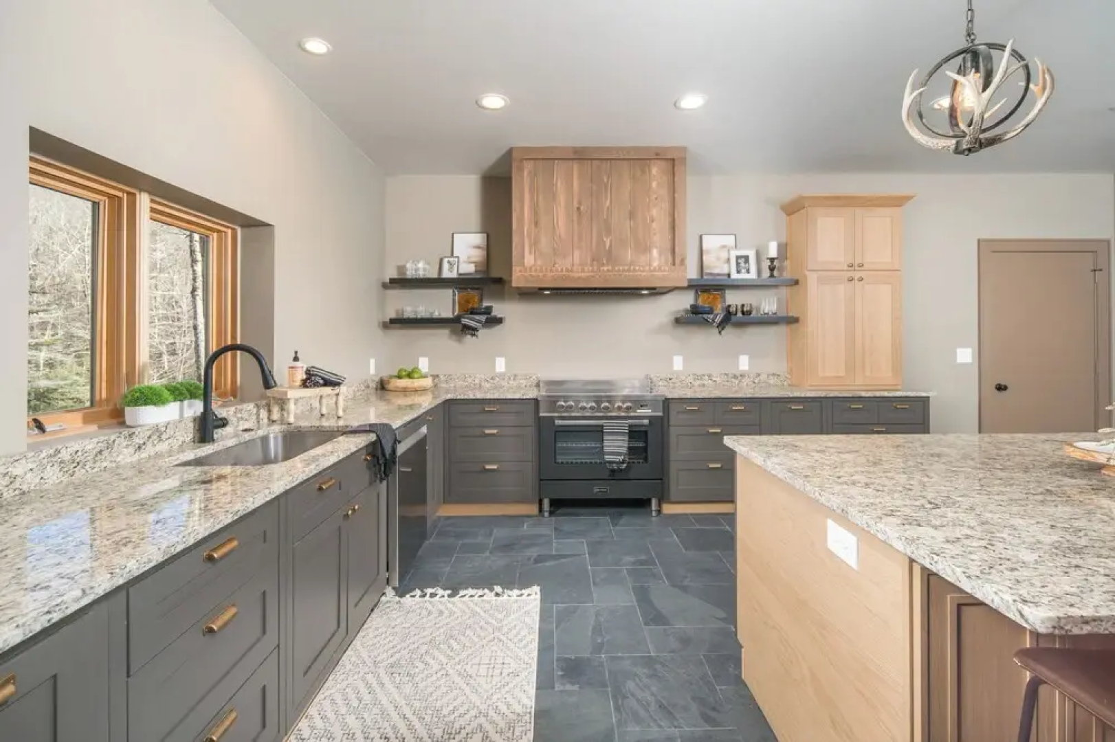 2 Mi to Beech Mtn Resort! 8,000-sq-ft Luxe Escape