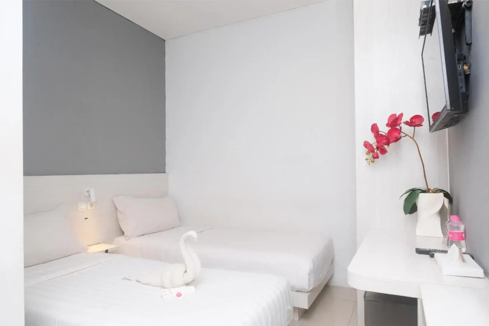 RedDoorz Plus near Ciputra Mall Simpang Lima