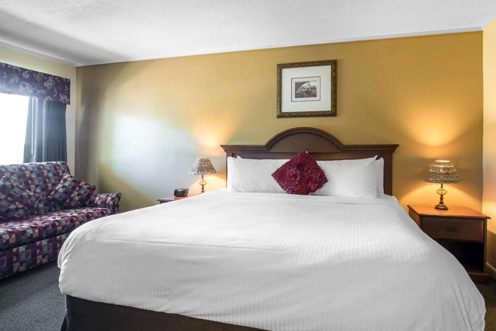 Econo Lodge Inn & Suites
