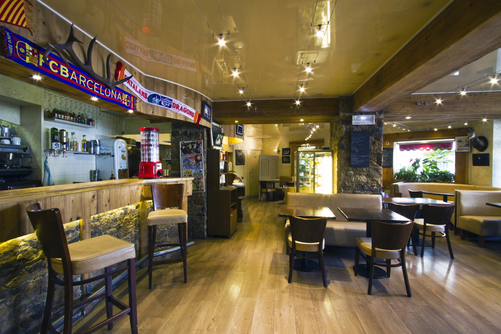 Hotel Restaurant Planes