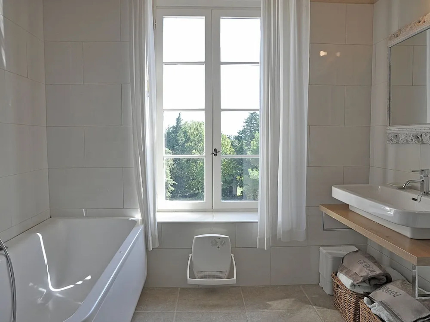 Apartment in an Original Castle With Garden in Jonquières