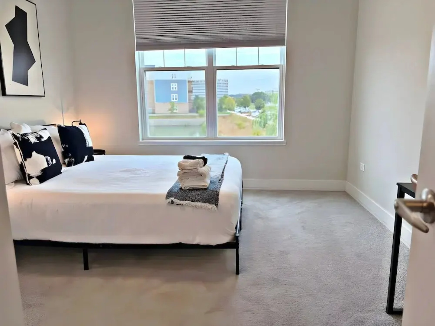 Modern 4BR with Parking - WV rep 4