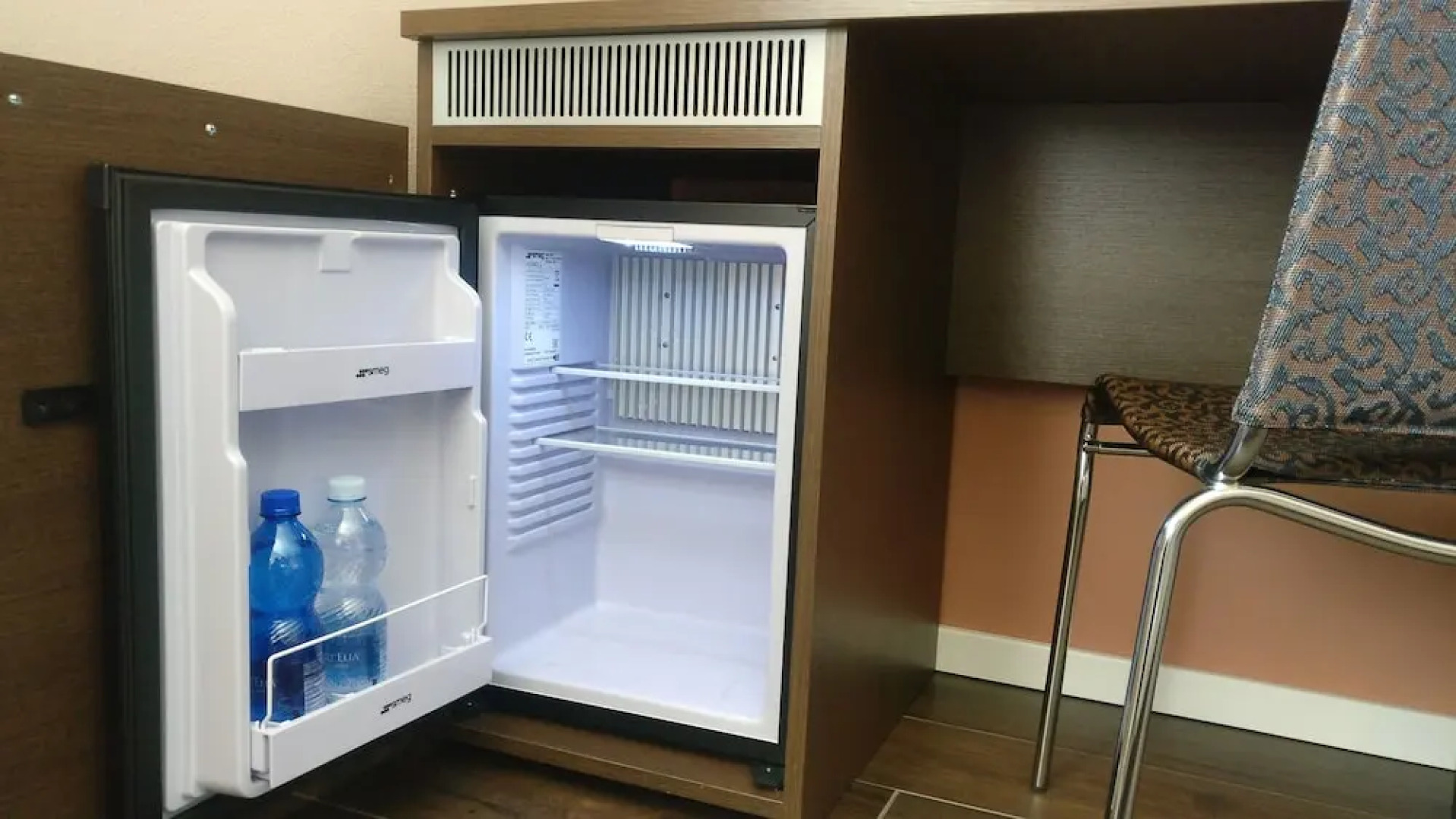 The White Building - [ROOMS]