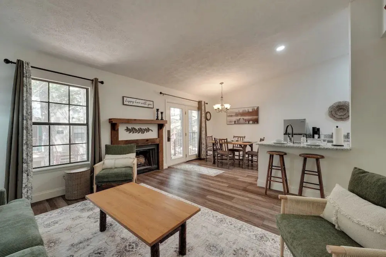 3 Mi to Table Rock Lake: Cozy Cabin in the Woods!