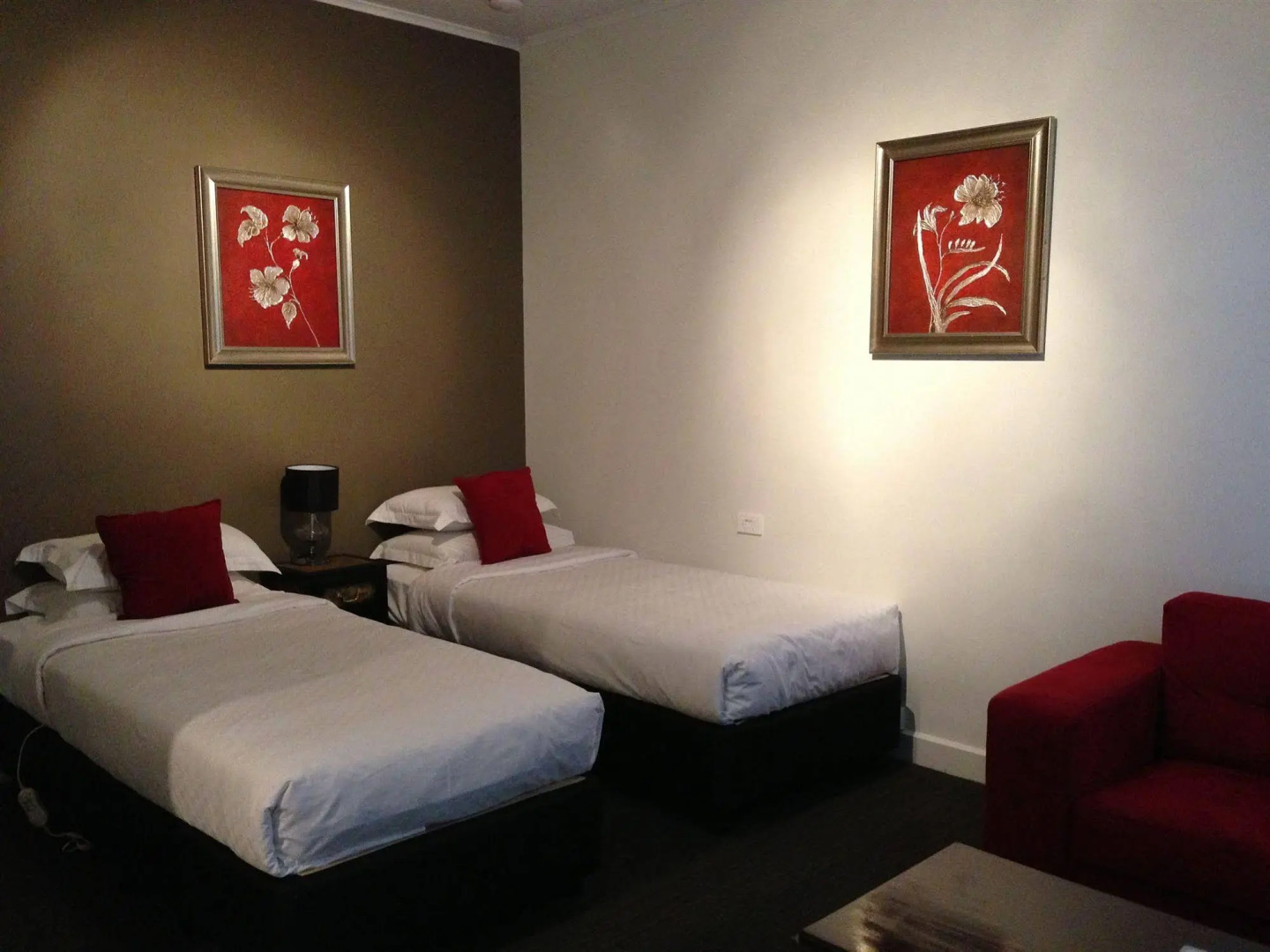 Centennial Inn on Bathurst