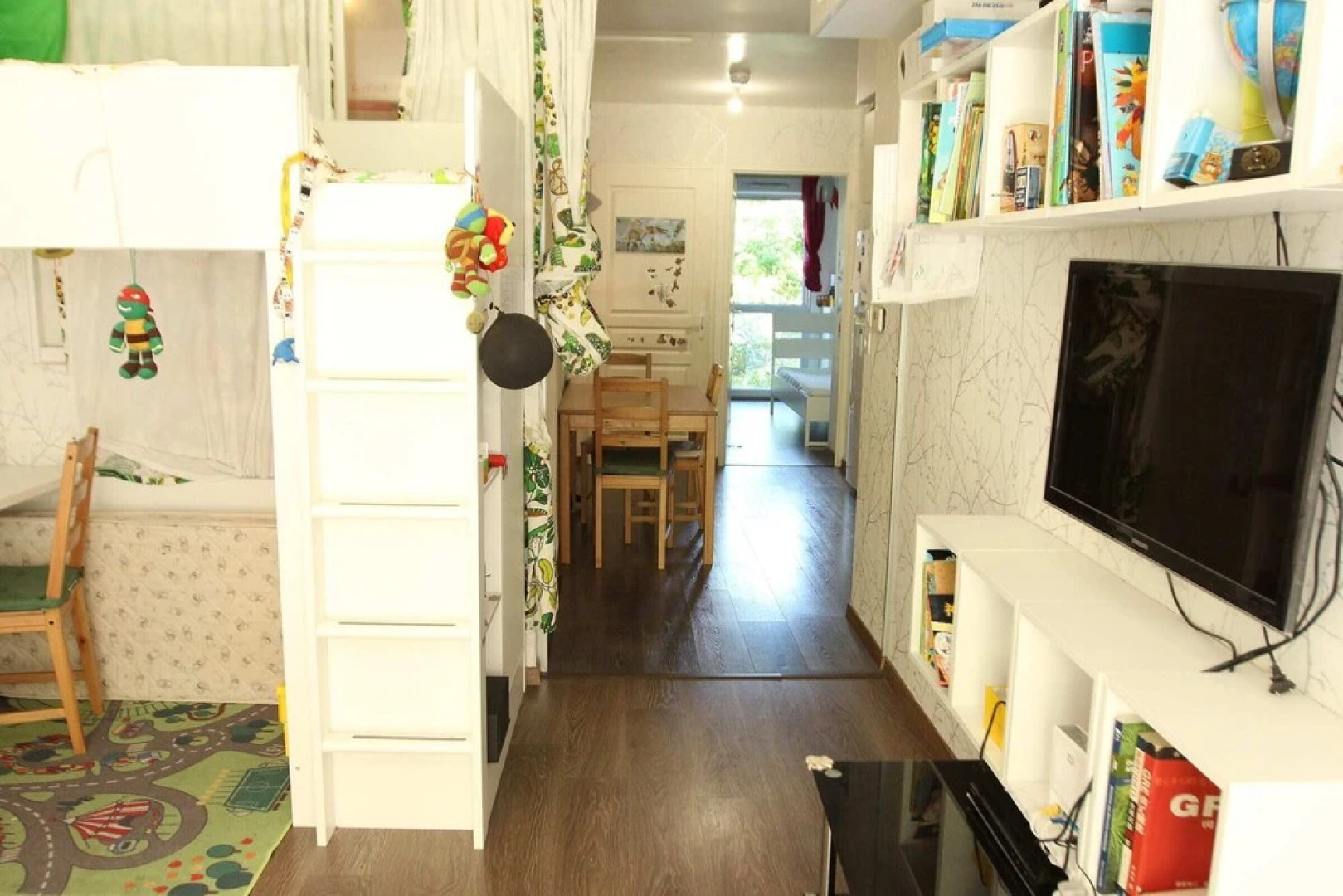 Beautiful Apartment With Balcony Near Paris