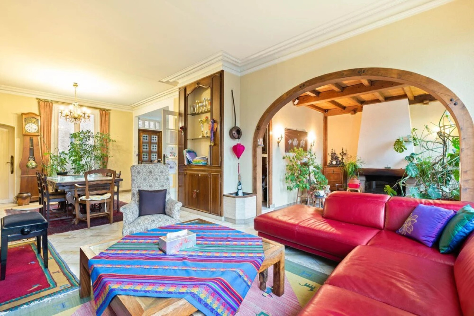 Red and Rustic Home Near Bois de Vincennes for 7 pax