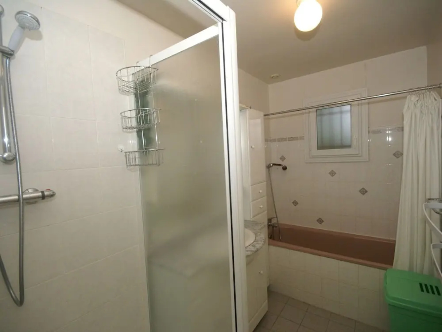 Attractive, detached holiday home, situated at only 300 m from the sea and the sandy beach.