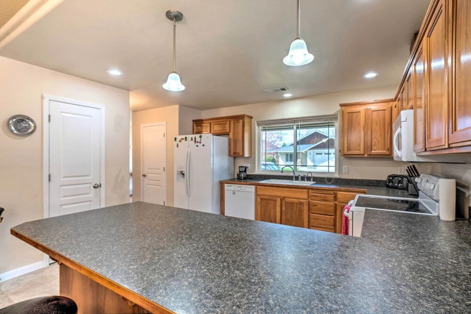 Grants Pass Home: 1 Mi to Downtown & Rogue River!