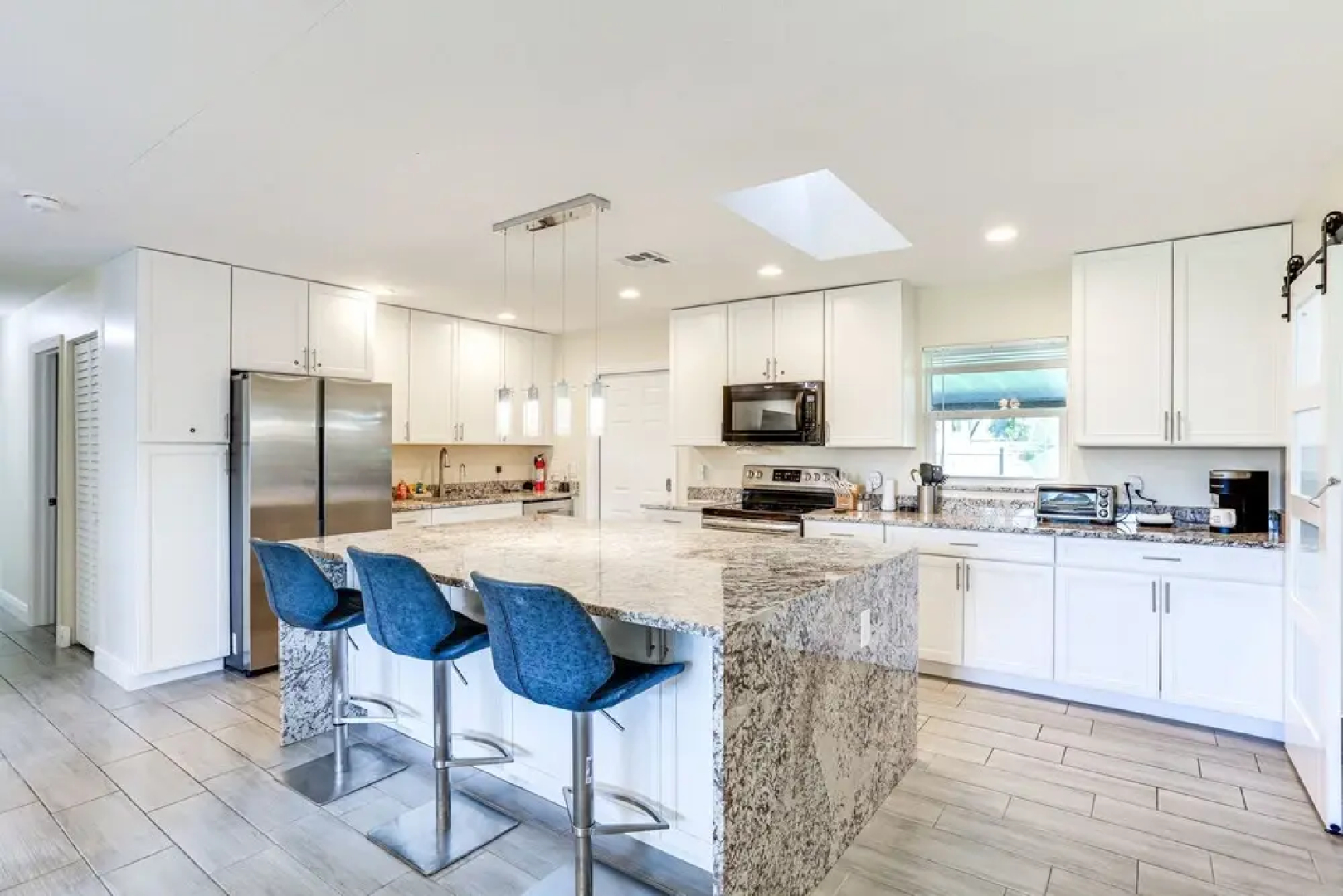 5 Mi to Beaches: Hot Tub Haven in Lake Worth