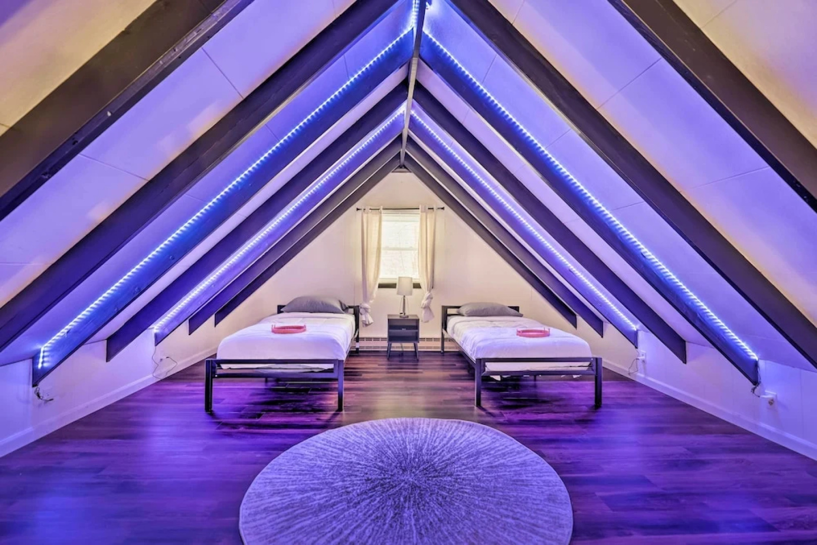 Pet-friendly Cabin w/ Hot Tub in Pocono Lake!