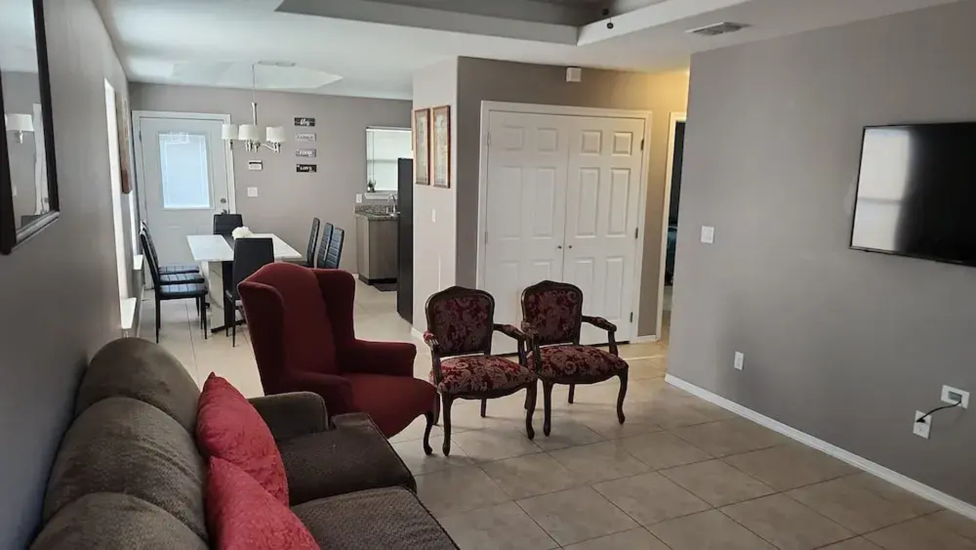 2 Bedrooms Apt Near Univeristy