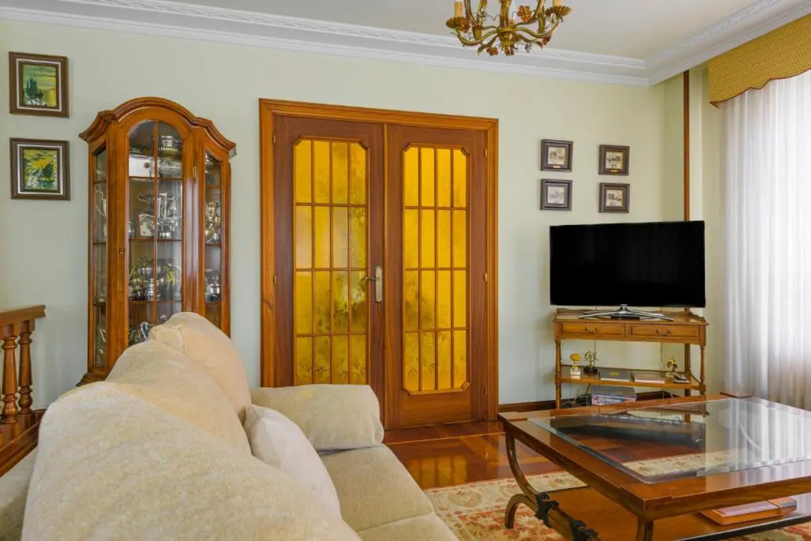 Casa marinera con piscina y jardín.