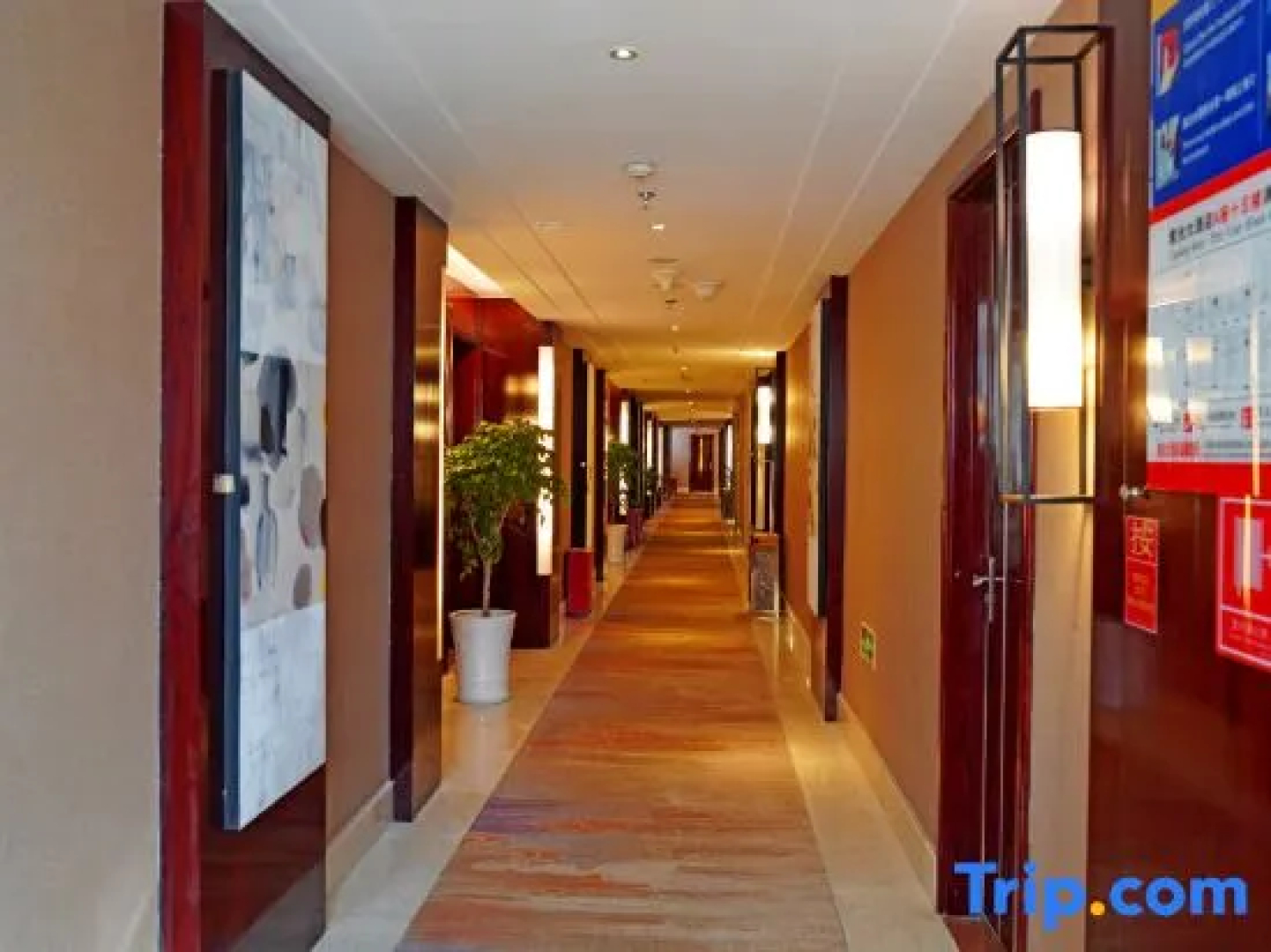 Zhaotong Purple Light Hotel