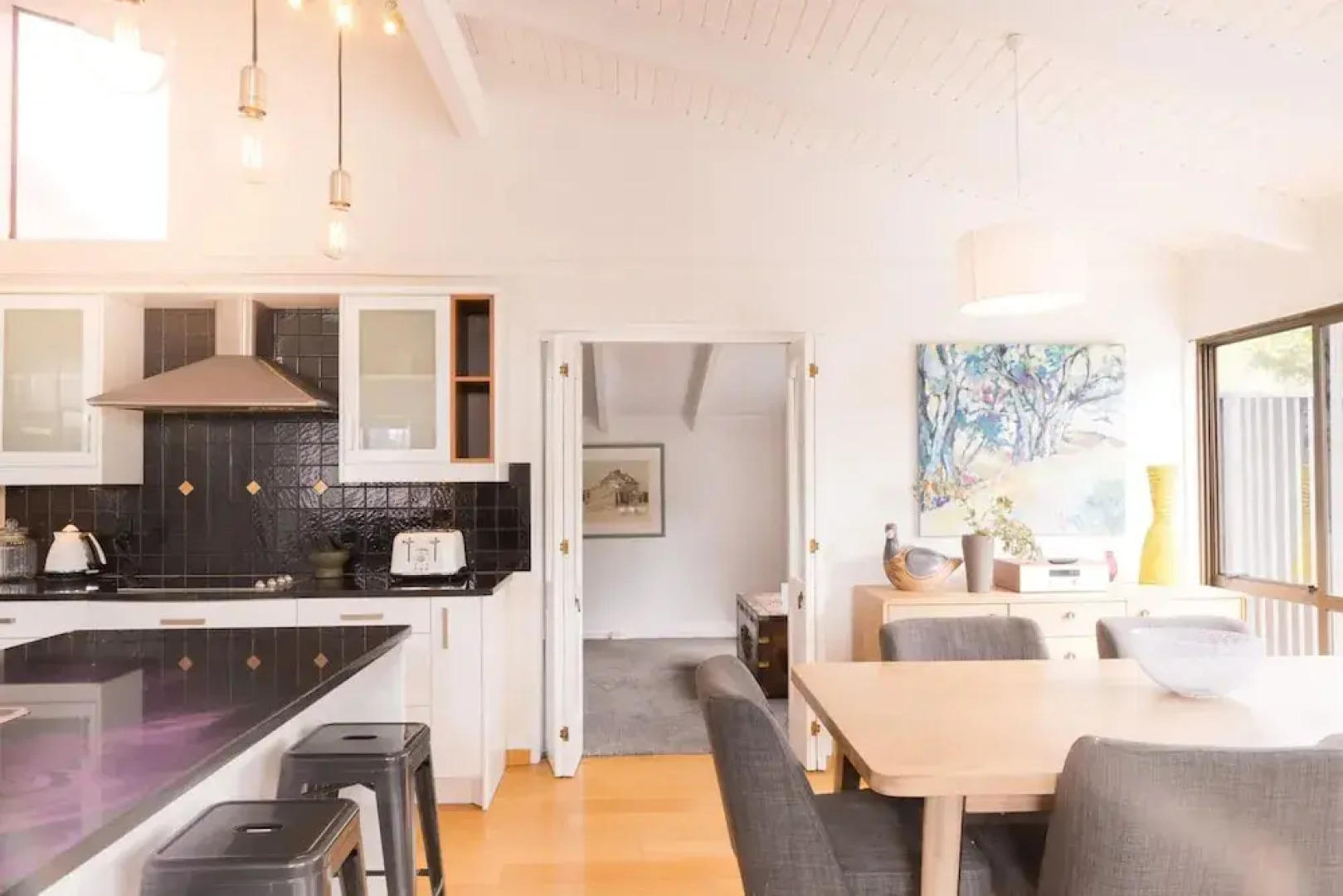 Modern 4 Bedroom Family Home With Pool