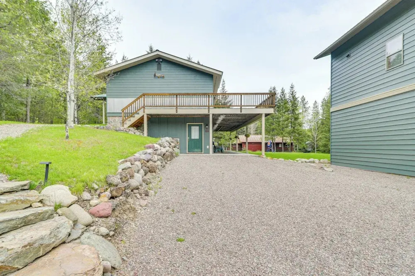 Scenic Forest Lodge Outside Glacier National Park!