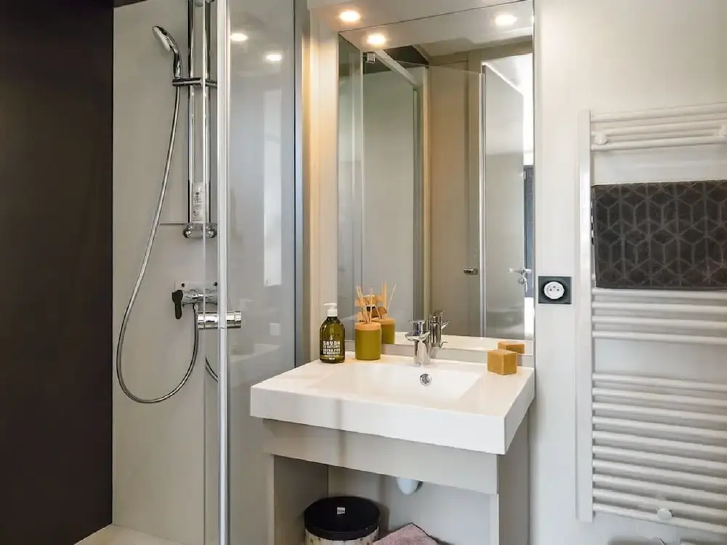 Secluded Chalet in Hourtin With Swimming Pool