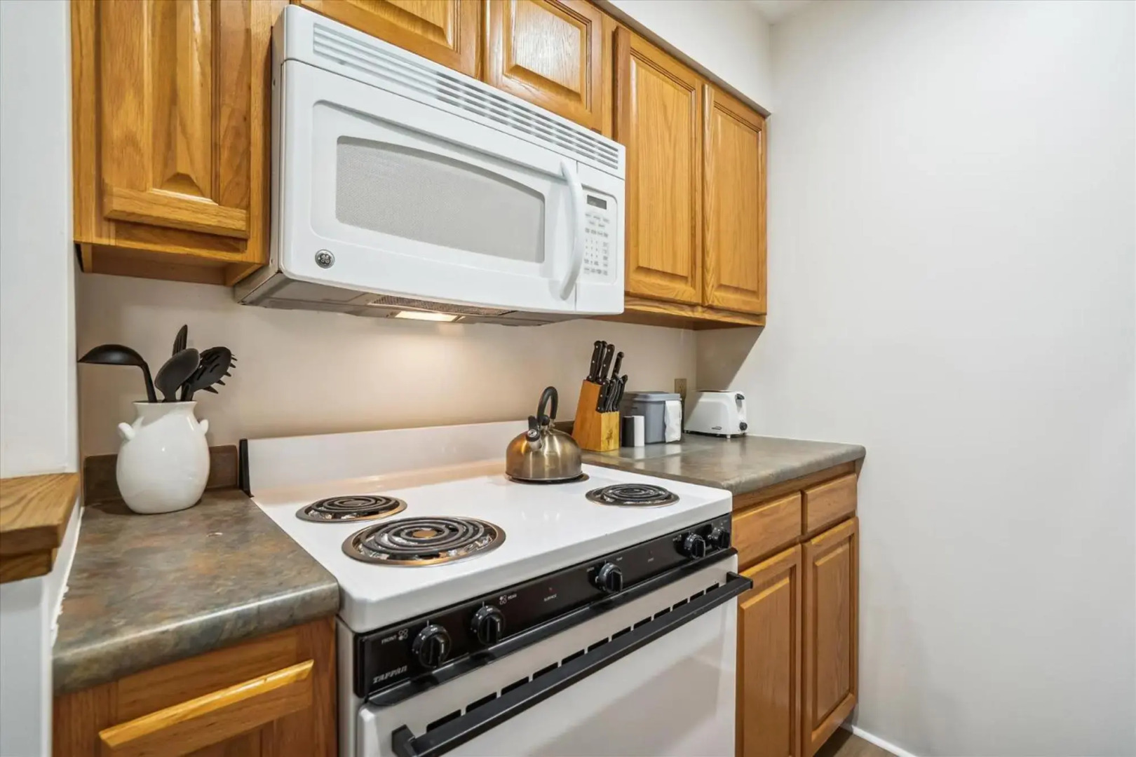 Deluxe Two Bedroom Suite on 2nd floor with outdoor heated pool 20708