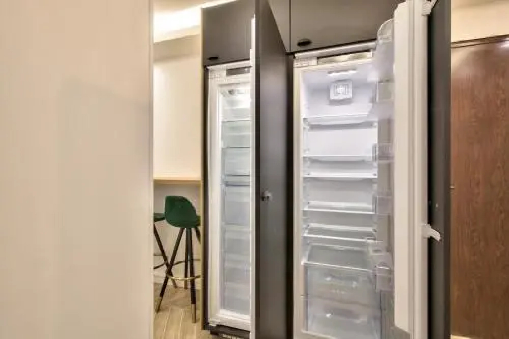 Chic And Spacious Apart With Parking