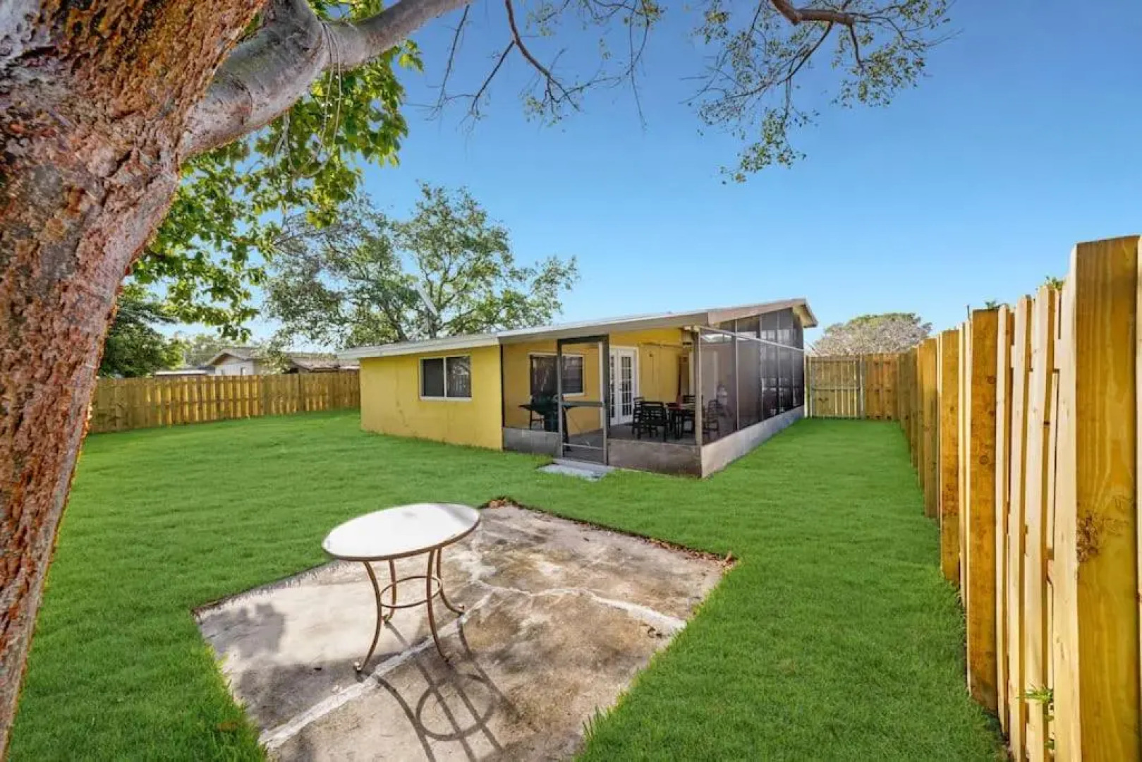 Yellow house in Davie