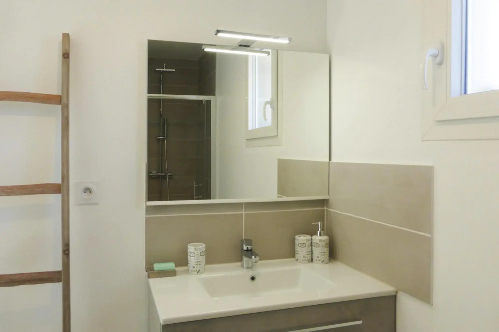 Nice Holiday Home With Private Terrace, Arpaillargues-et-aureillac