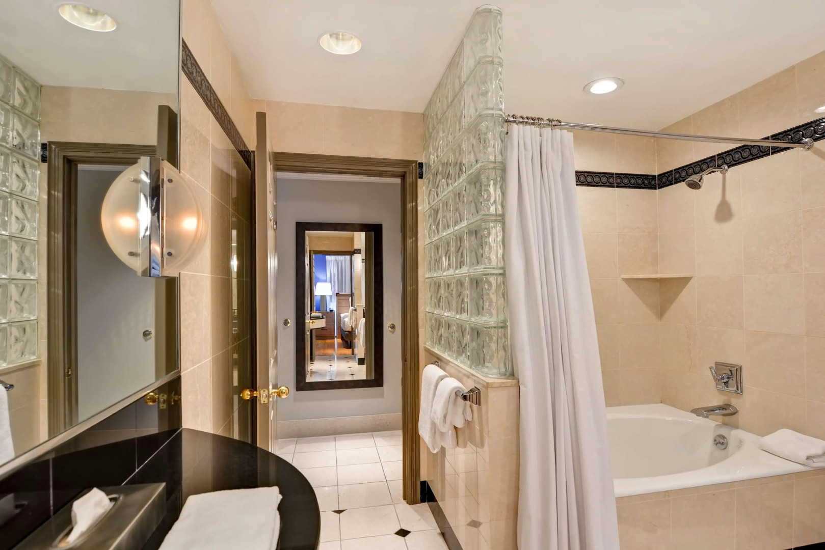 The Cincinnatian Hotel Curio Collection by Hilton