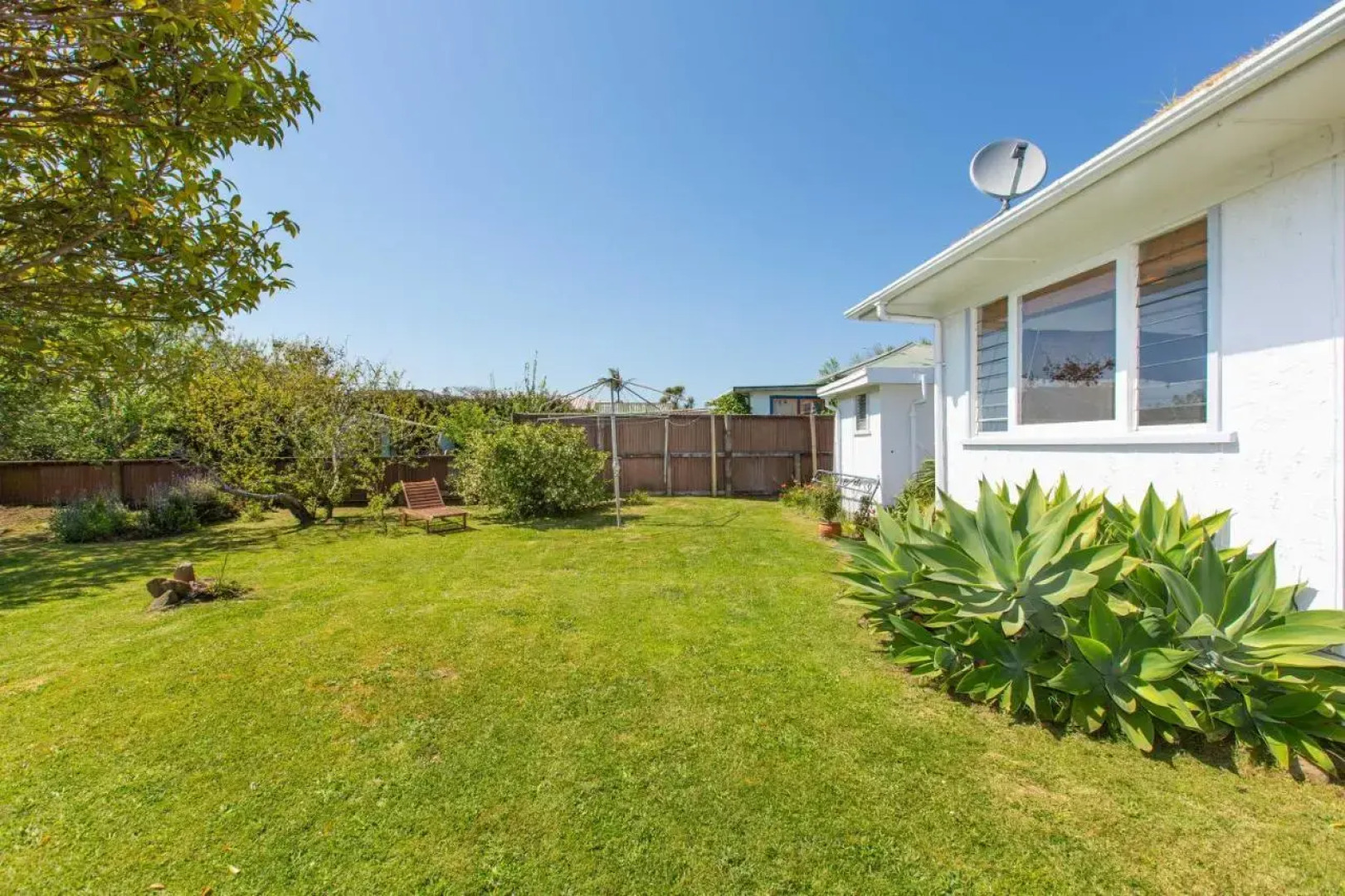 Lorenzen Bay Bungalow - Raglan Holiday Home