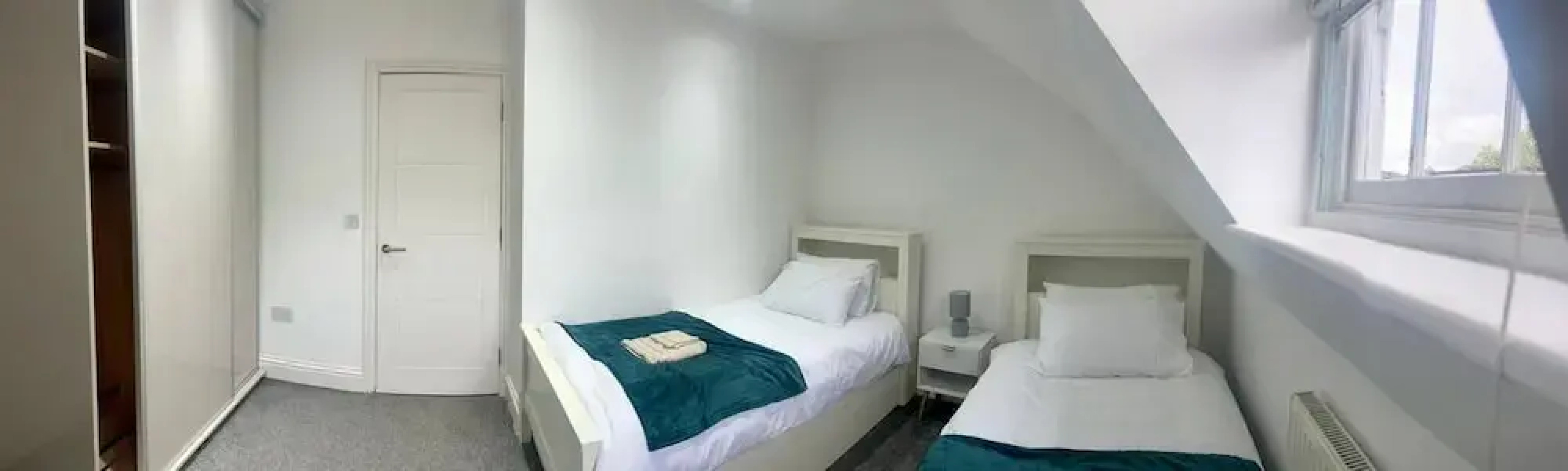 Spacious 4-bed House - Sleeps 11, Garden & Parking