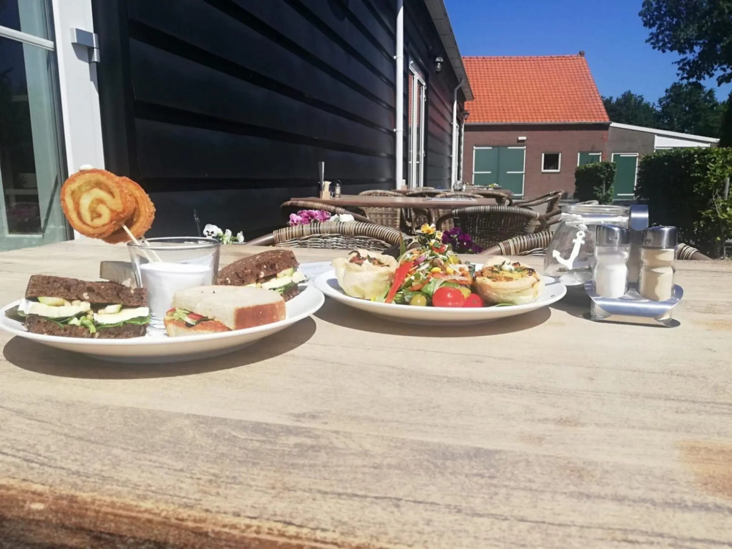 Well-kept chalet with air conditioning, on a holiday park, 1 km. from the beach