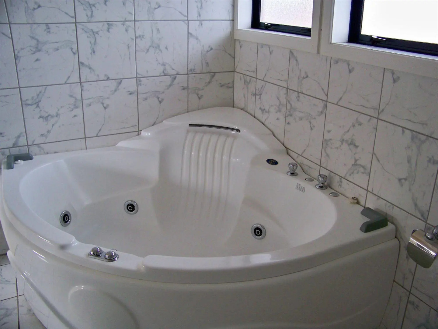 Aaron Court Motor Inn