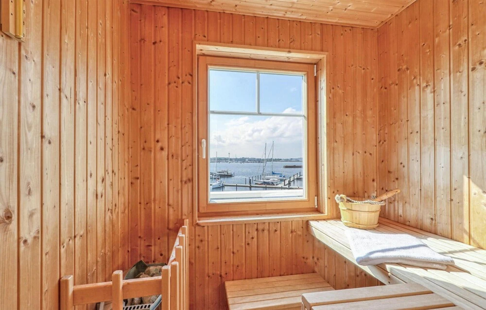 Weiße Strandvilla/56a O