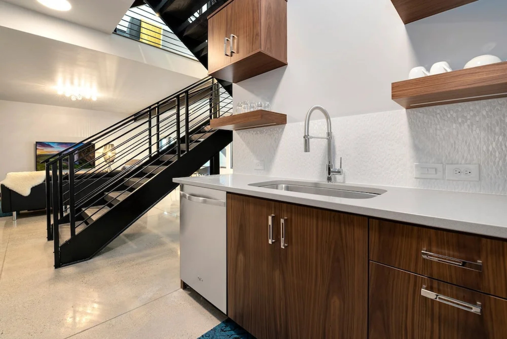 Relaxing in Paradise W Private Roof Top Deck!!