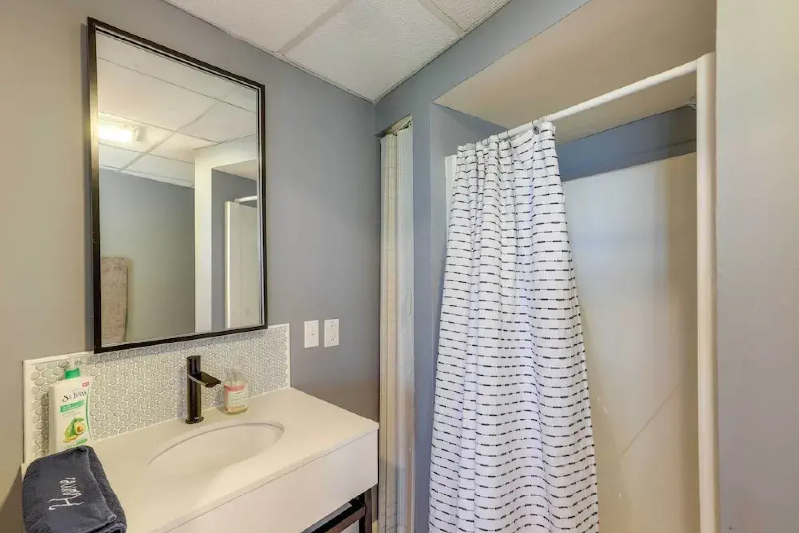 Mountaintop Mars Hill Cabin w/ Wraparound Deck!