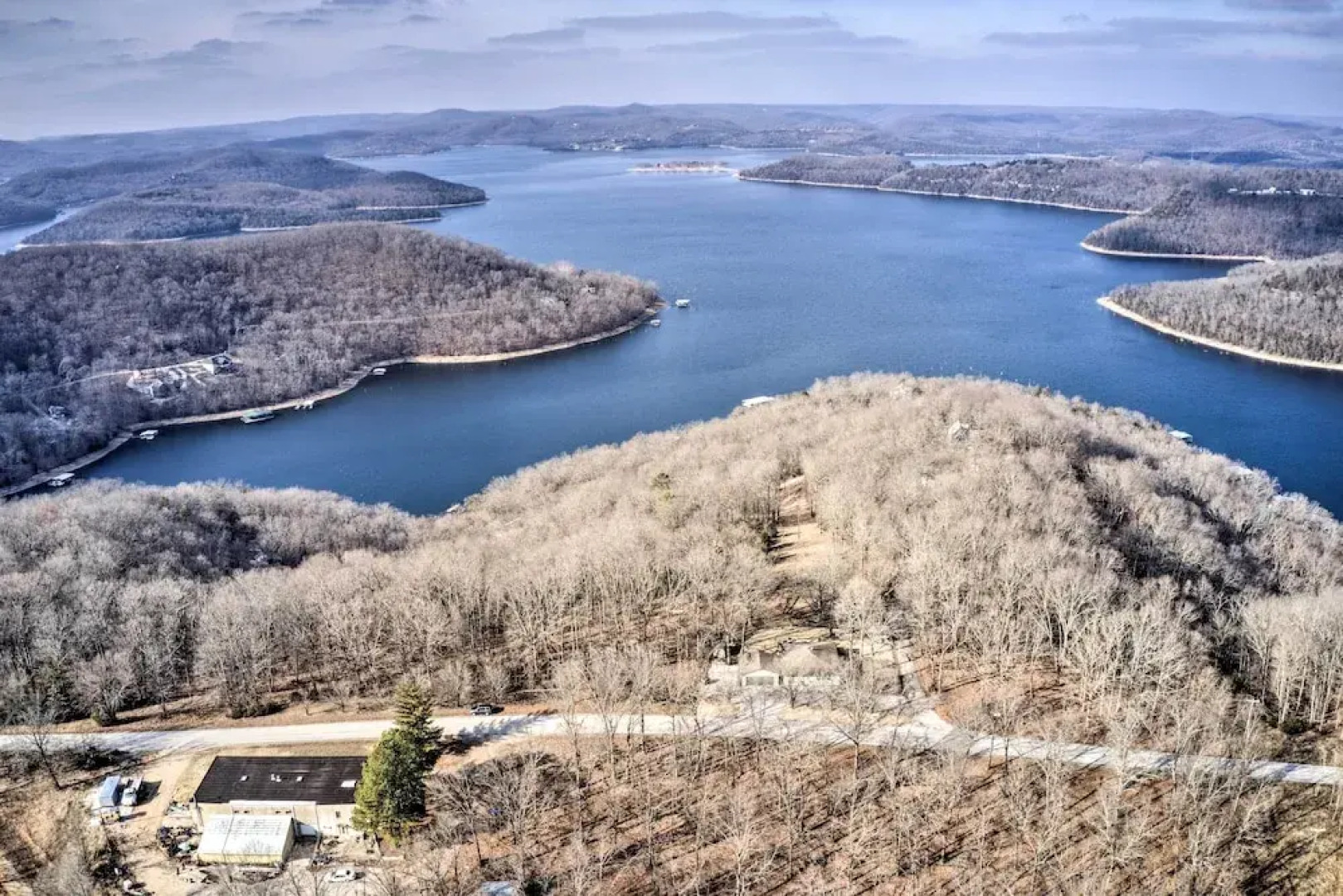 Outdoor Family Fun: Large Home by Beaver Lake!