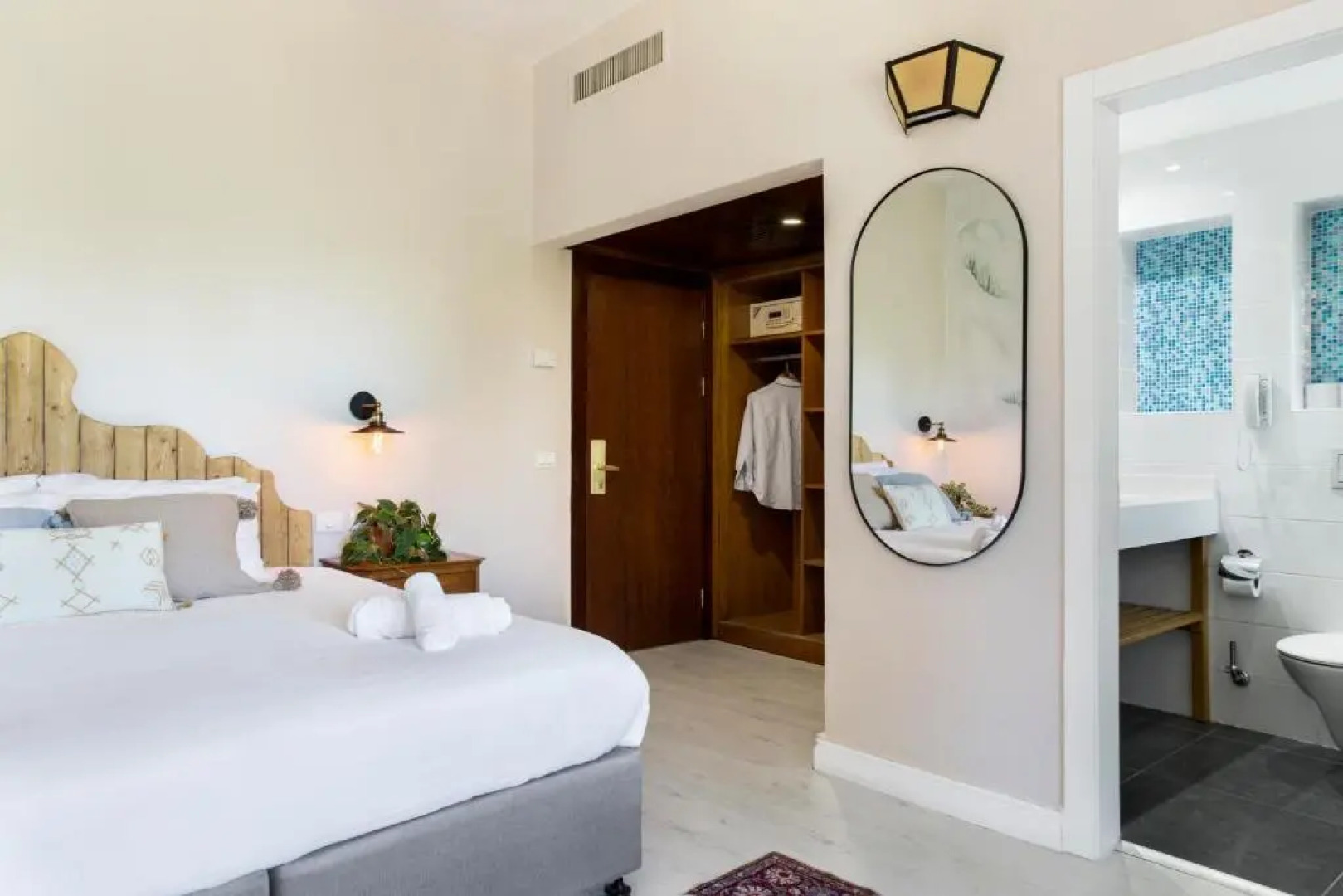 Mantur Jerusalem Mountains by Selina