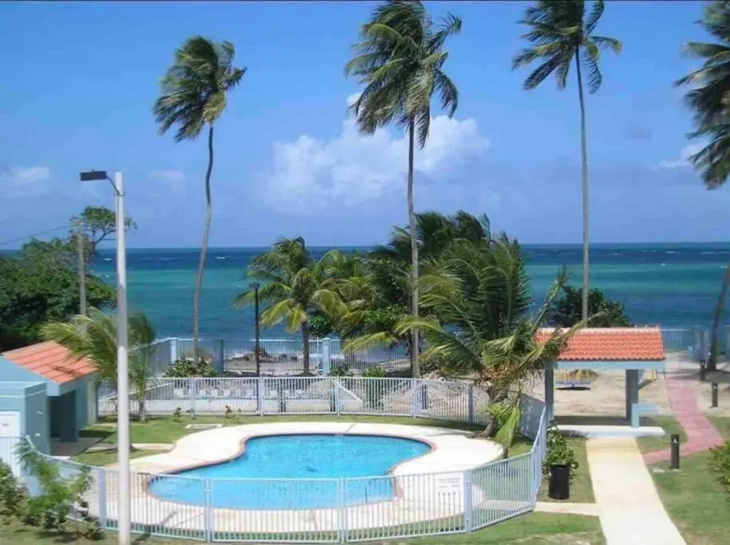 3Bedrm Beach Penthouse with Rooftop Terrace & WiFi