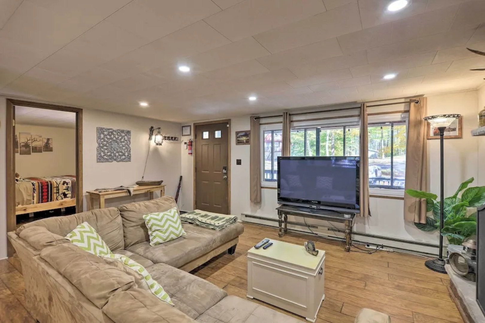 Arrowhead Lake Amenities: Quaint Home w/ Fireplace