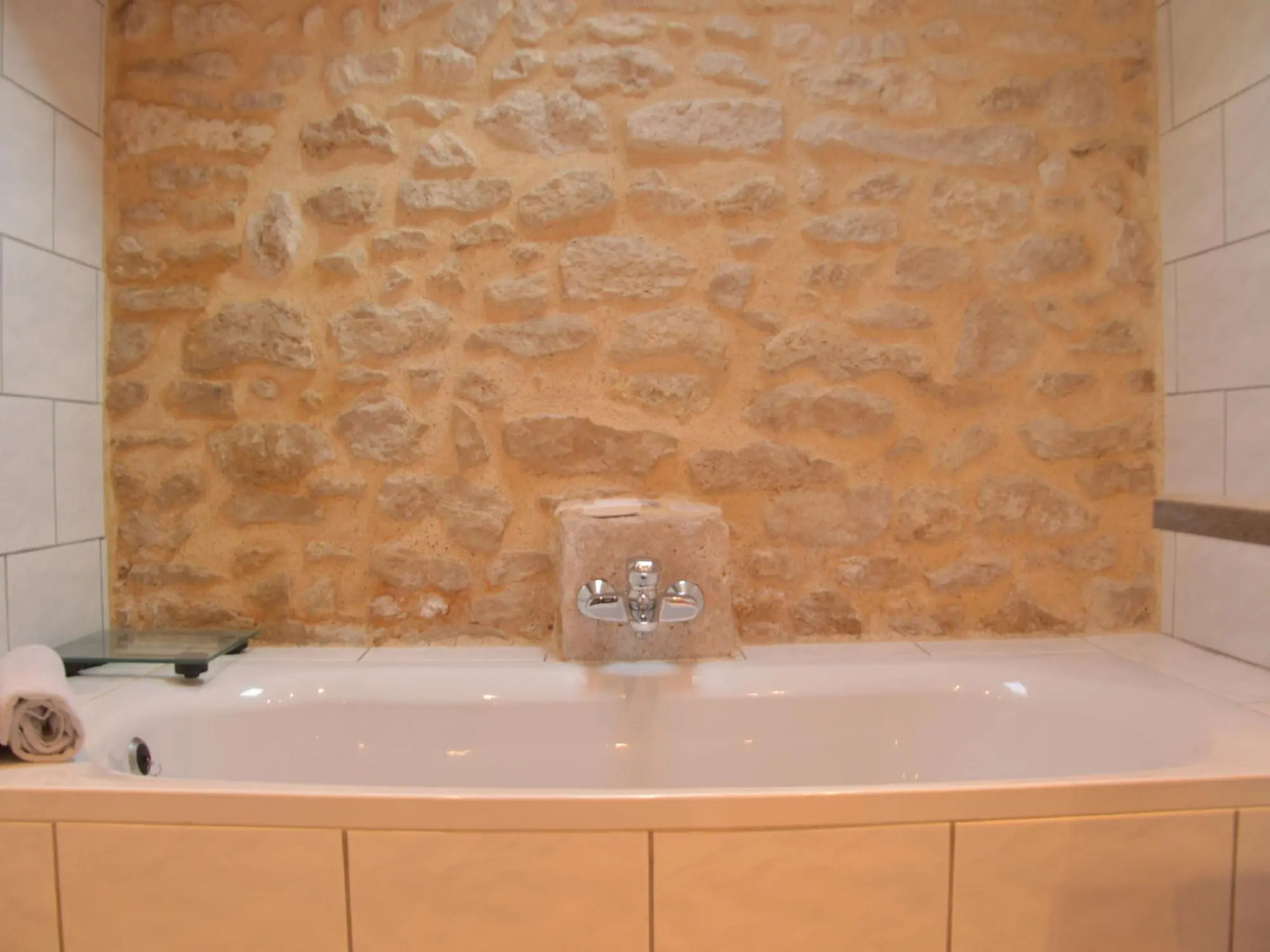 Cosy Holiday Home in Oussoy-en-Gatinais with Library