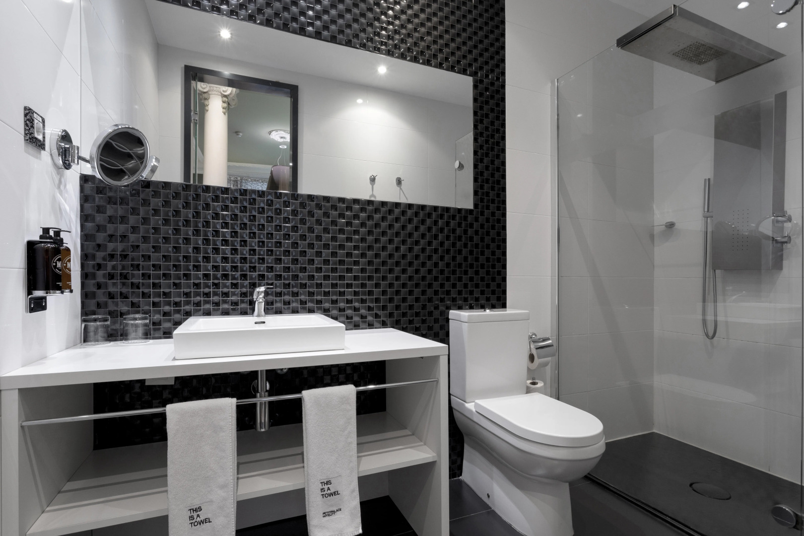 Petit Palace Lealtad Plaza