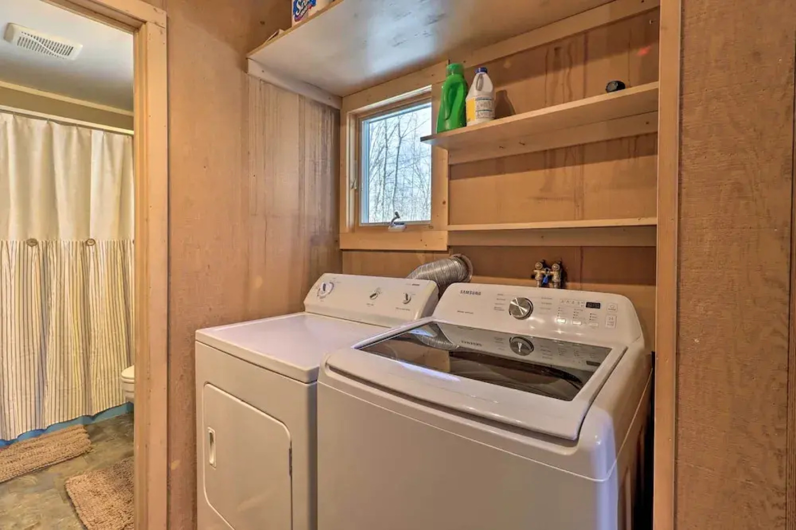 Fire Pit & Grill: Lakefront Poconos Cottage!