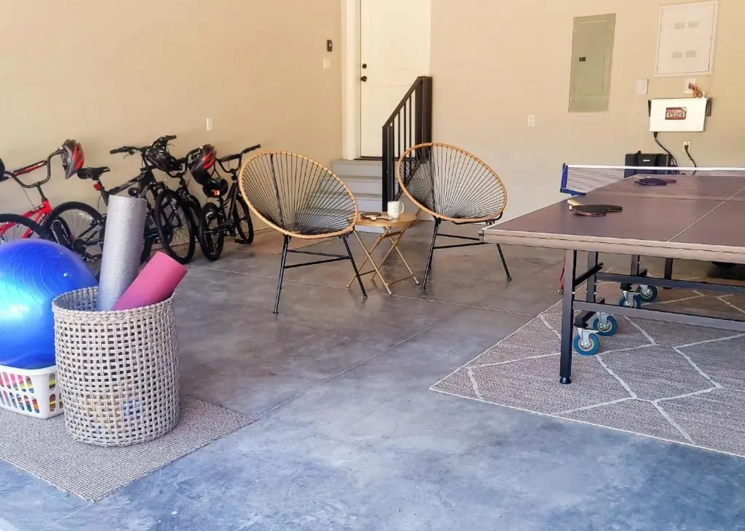 Premium 4BR/3.5B modern home near beach, skiing and downtown. Ping pong + bikes.