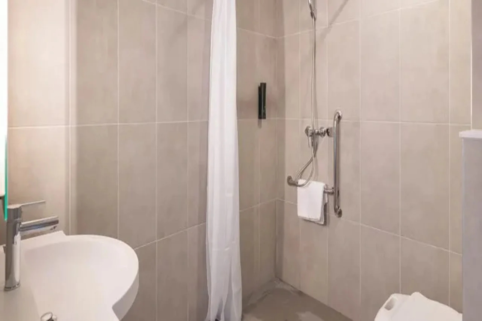 B&B HOTEL Massieux Genay