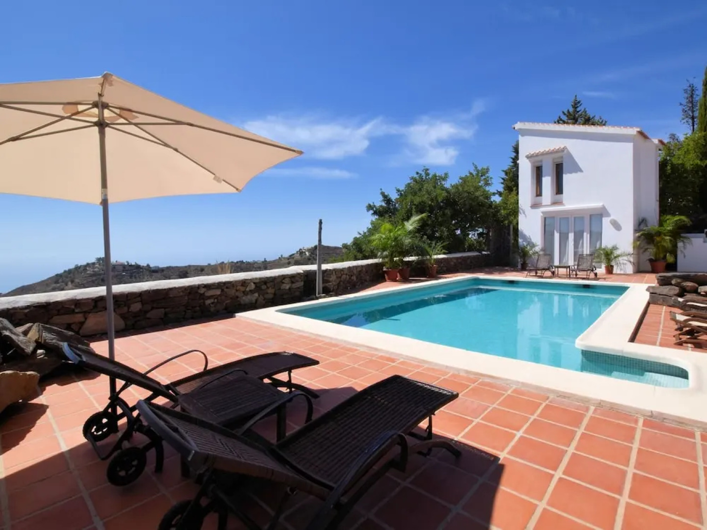 Splendid Villa With in Sayalonga Swimming Pool