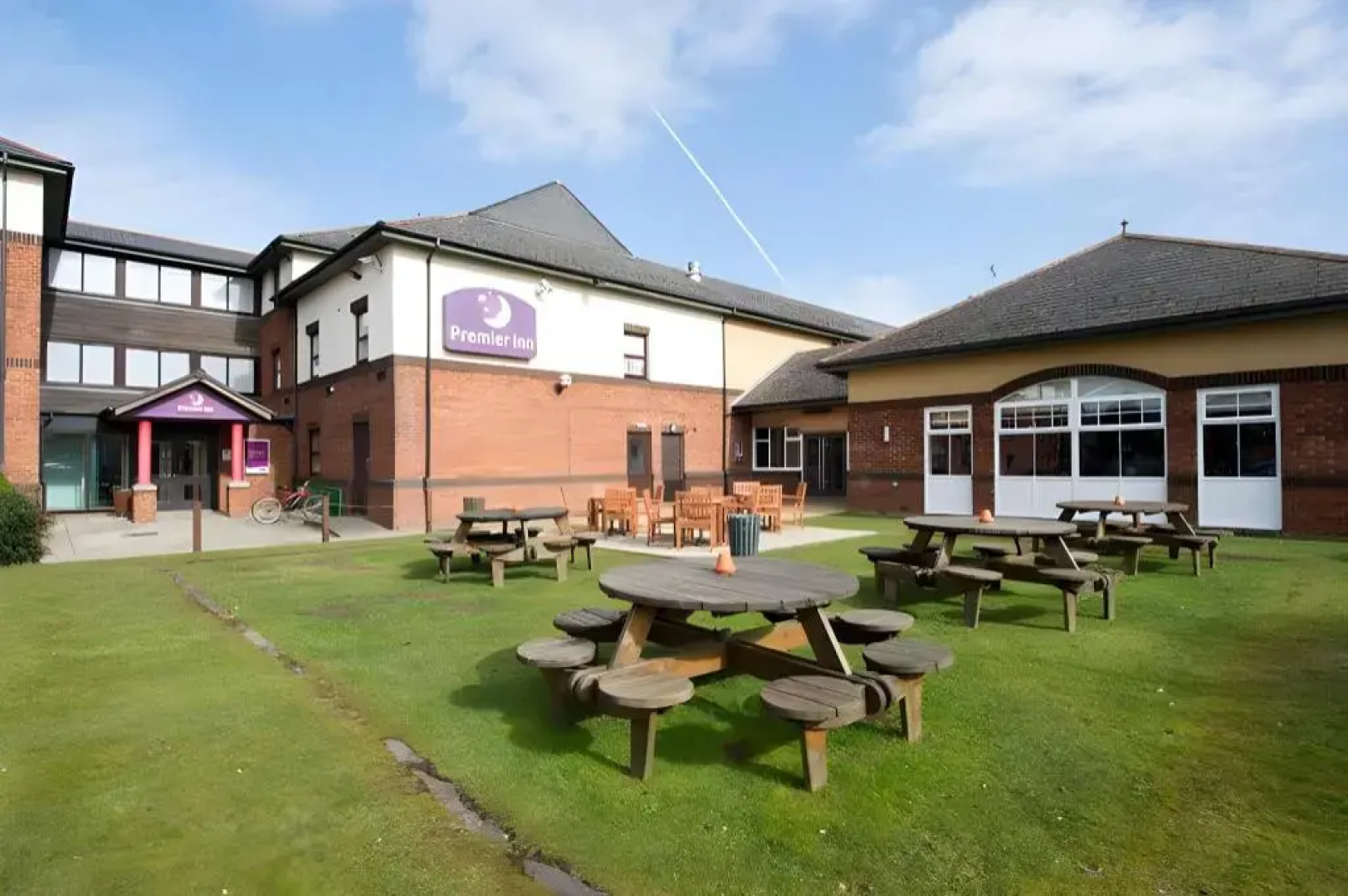 Premier Inn Livingston (M8/J3)
