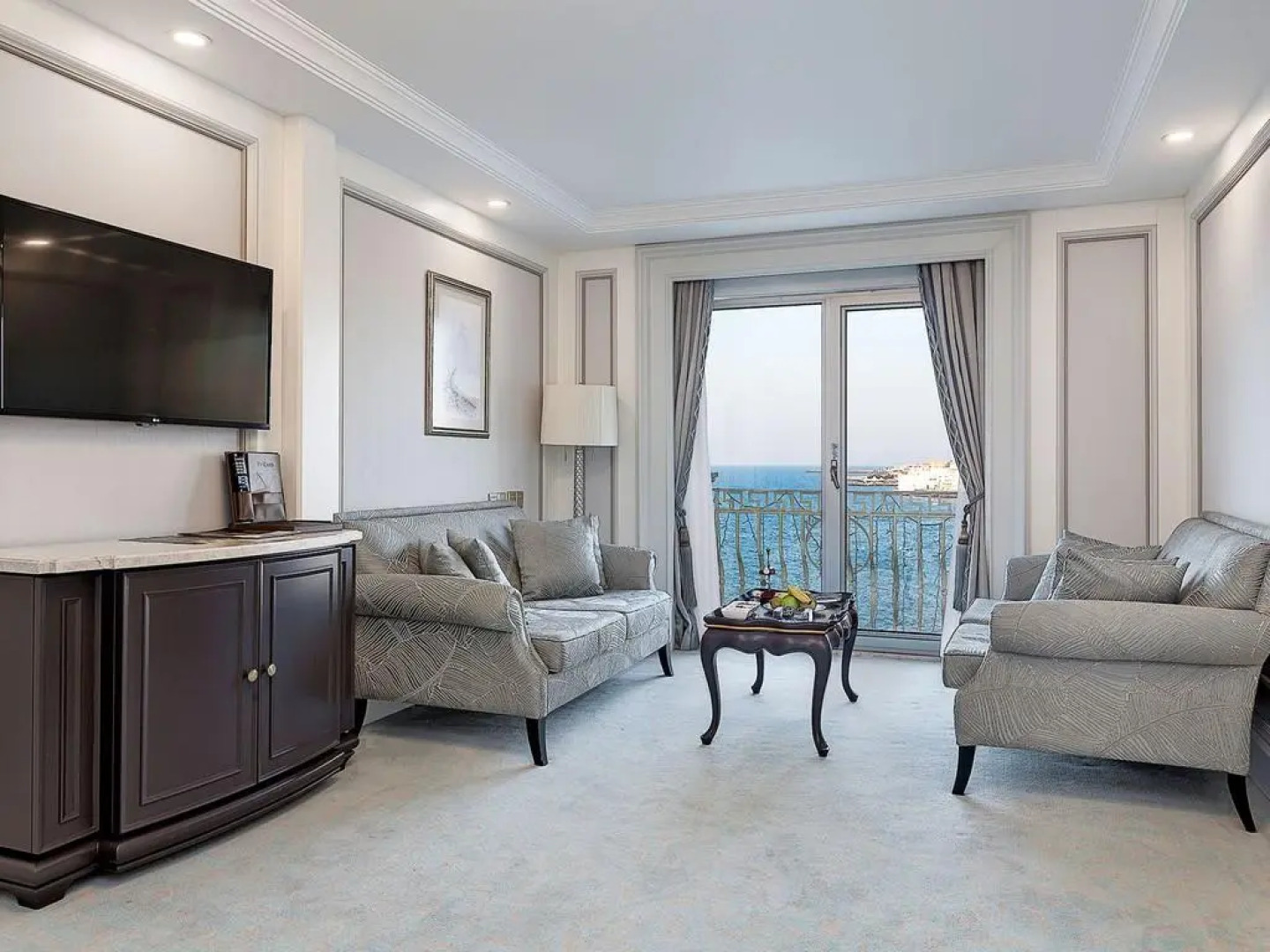 Les Ambassadeurs Marina Hotel & Casino