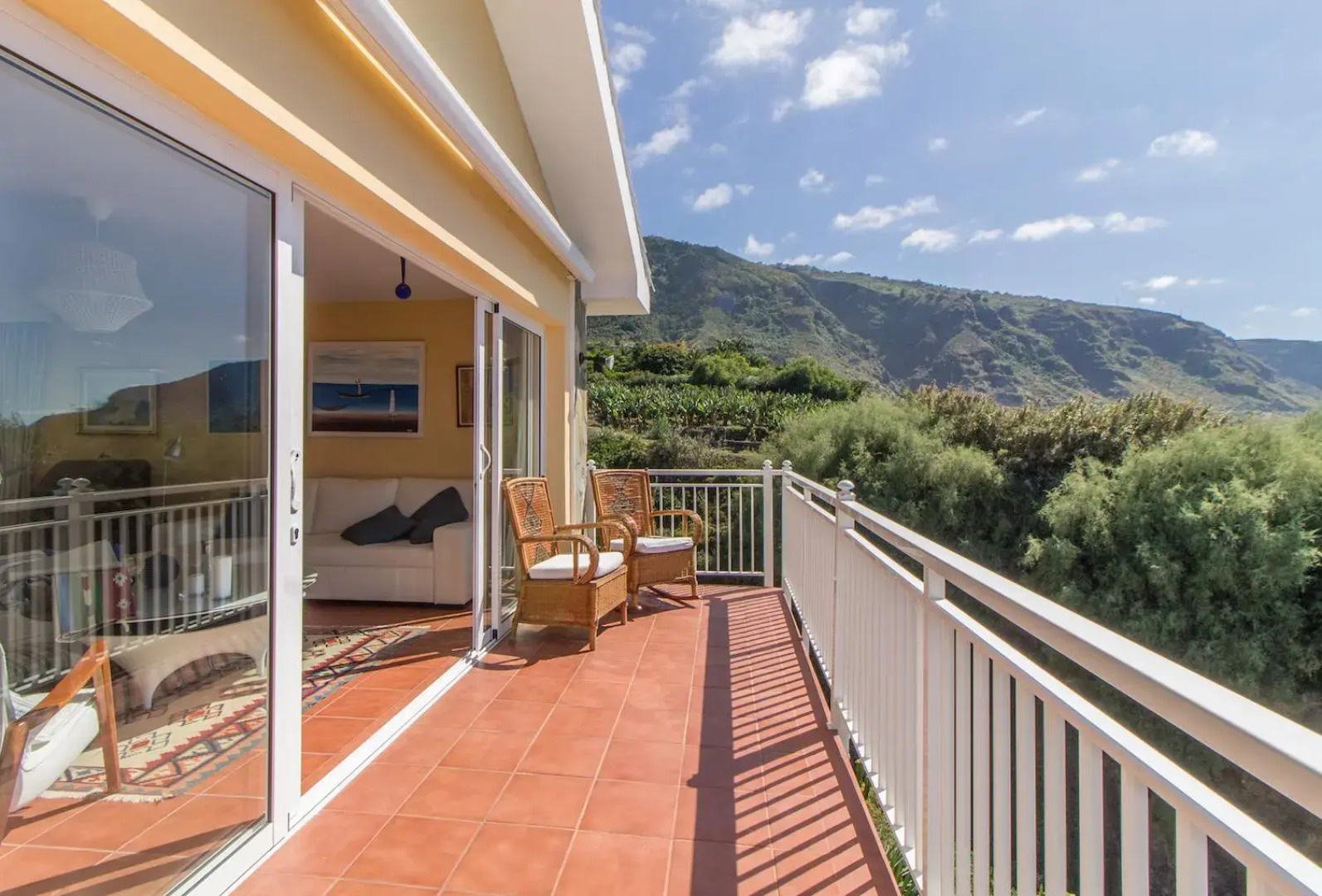 Villa in protected space in front of the sea