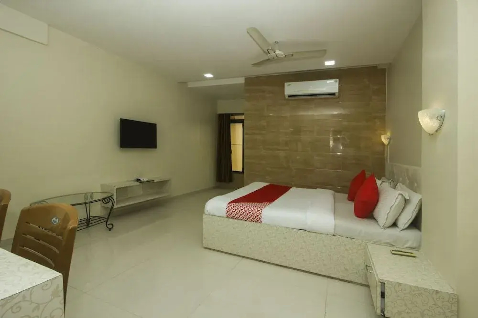 OYO 18610 Hotel Parivar Garden