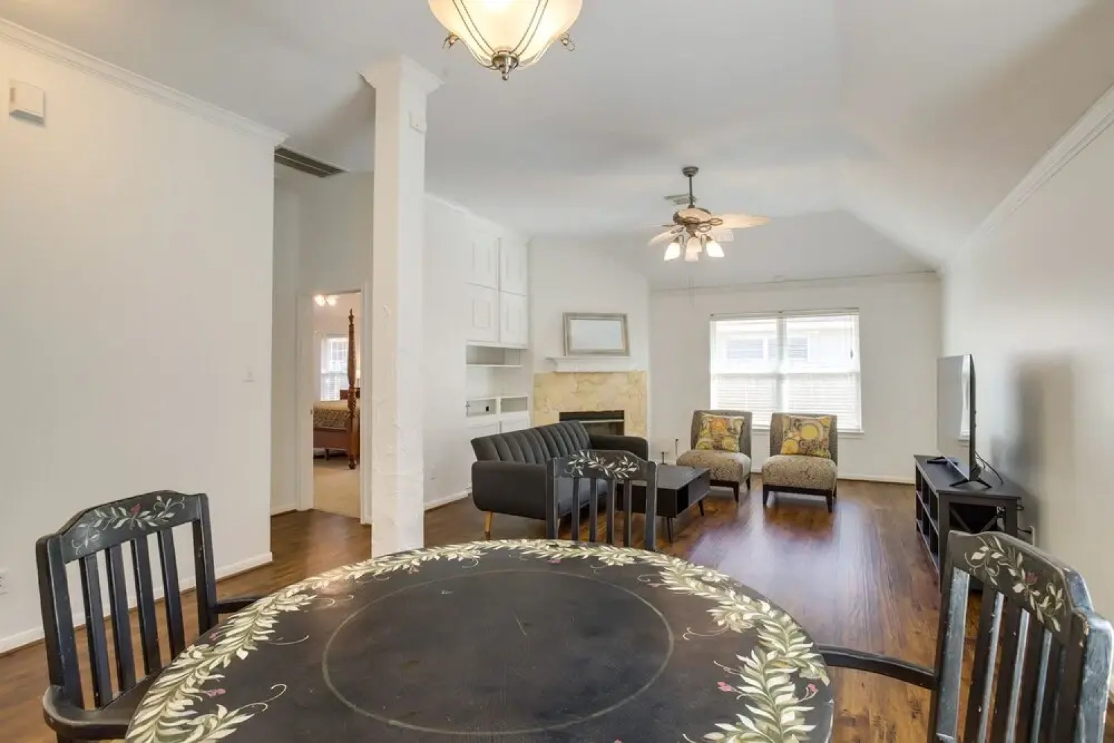 Pet-friendly Spring Home - 4 Mi to Six Flags!